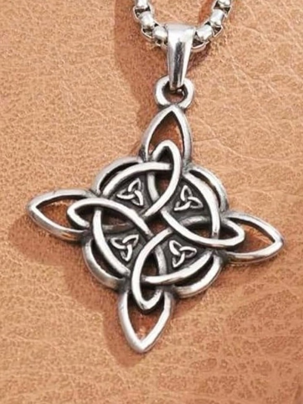 Unisex Celtic Knotwork Pendant Necklace in Silver.